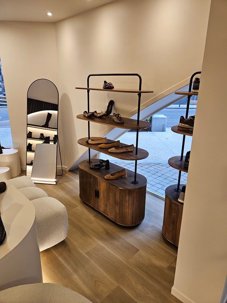 Mobilier d’exposition RETIF dans l’espace femme de la boutique de chaussures Kat’Pat à Voiron