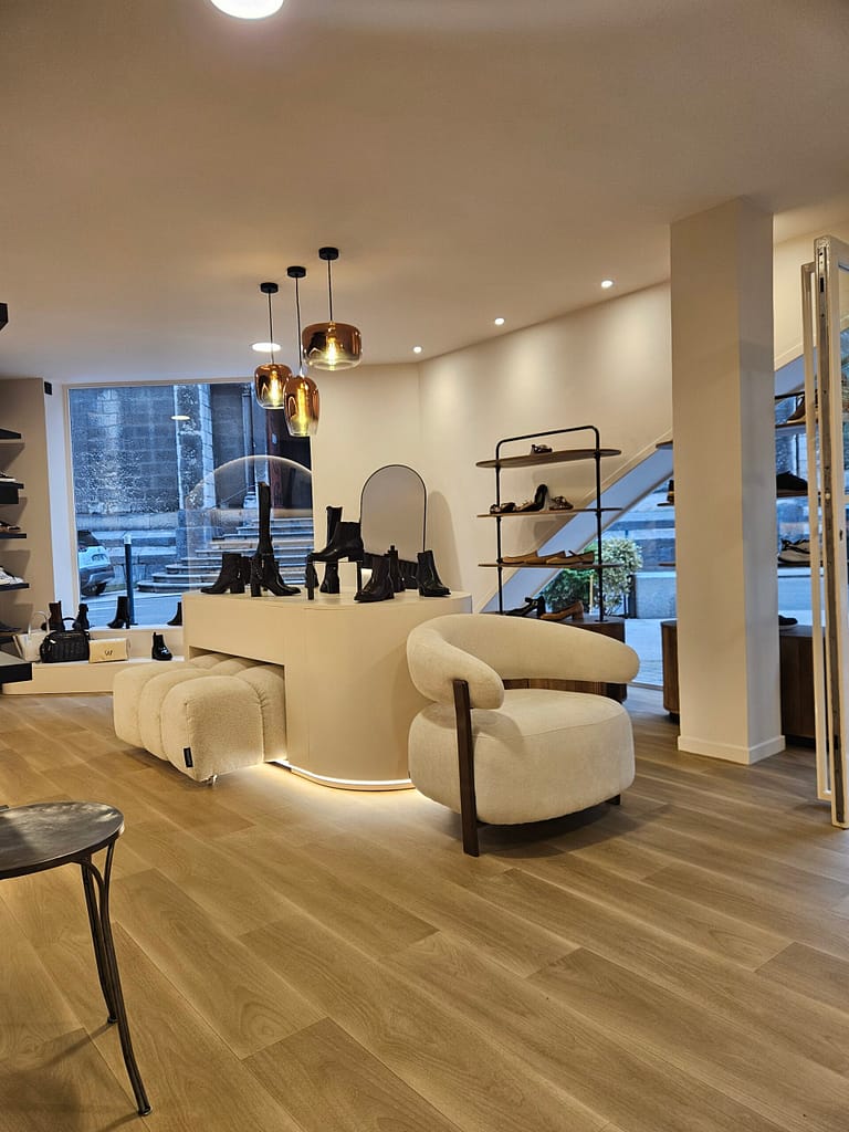 Meuble central sur mesure pour l’agencement de la boutique de chaussures Kat’Pat à Voiron