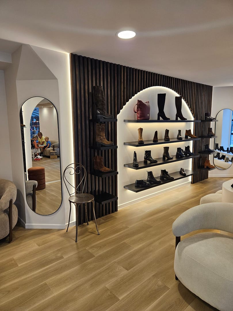 installation de l'arche lumineuse dans la boutique