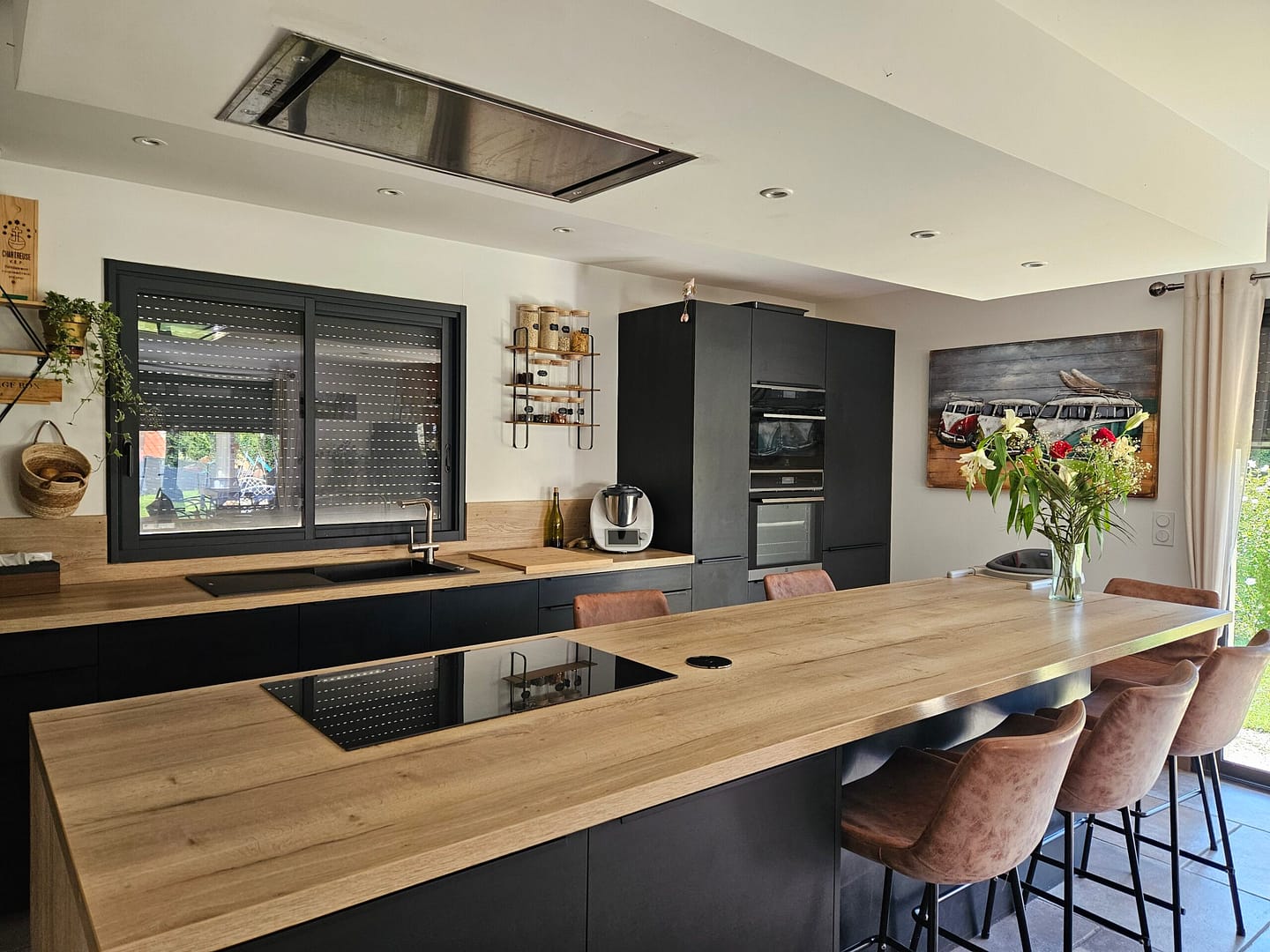 Cuisine avec table à manger et fauteuil